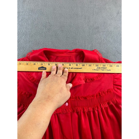 Red satiny sheet robe vtg pleats and ruffles unknown size - Picture 4 of 8